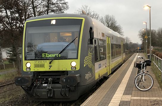 Zug nach Ebern im Bahnhof Baunach