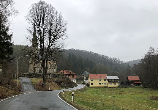 Kleinziegenfeld-Grund mit neugotischer Kapelle