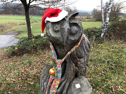 Nikolausmütze auf Eulenskulptur