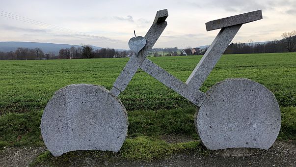 Riesenfahrrad aus Beton