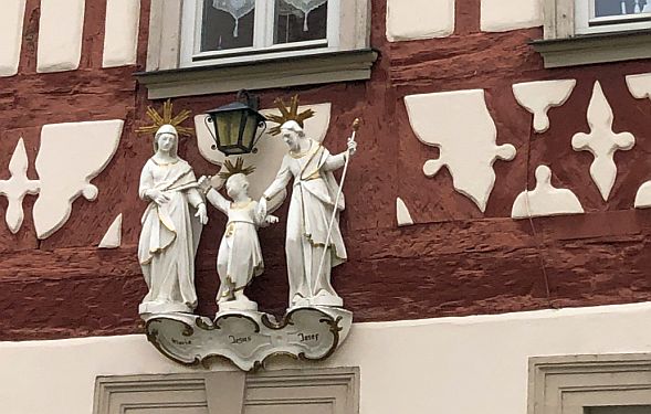 Heilige Familie am Fachwerkhaus, Haßfurt