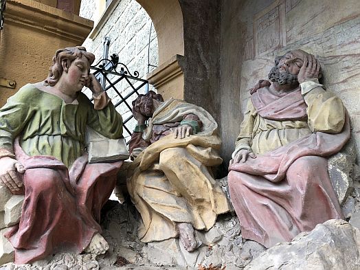 Ölberg Zeil am Main: schlafende Apostel