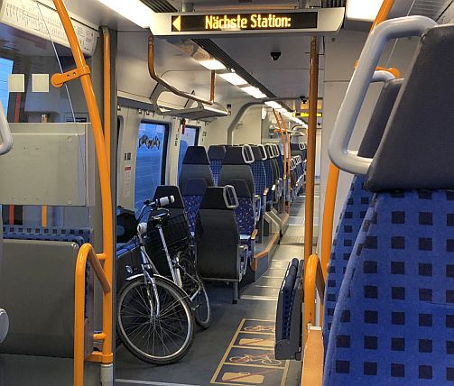Rad im Nahverkehrszug
