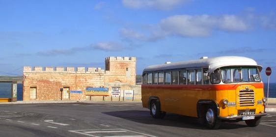 Linksverkehr: Alter Bus bei Cirkewwa, Malta