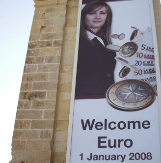 Welcome Euro: Begrüßungs-Plakat zur Euro-Einführung 2008 im Hafen von Valletta, Malta