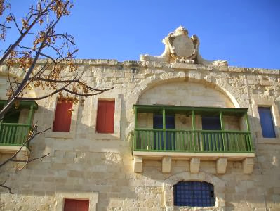 Häuserfront im Hafen von Valletta, Malta