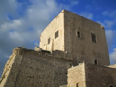Festungsturm Torre Cabrera an der Mittelmeer-Küste in Pozzallo, Sizilien, Italien