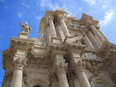 Barocke Fassade der Kathedrale S. 
Maria d. Colonne (7. Jh.; unter Verwendung des antiken Tempel der Athena um 470 v.Chr.) von Syrakus/Siracusa-Ortigia, Sizilien, Italien