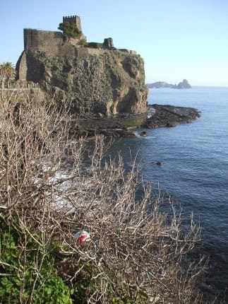 Aci Castello auf Ätna-Lava-Gestein an der Küste nördlich von Catania, Sizilien, Italien