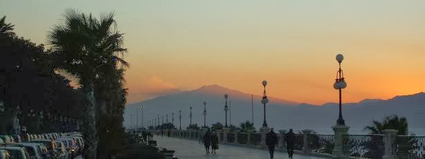 Ätna im Sonnenuntergang von Reggio Calabria aus gesehen