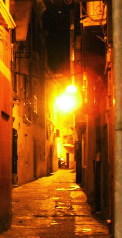 Altstadt von Crotone, Kalabrien, bei Nacht