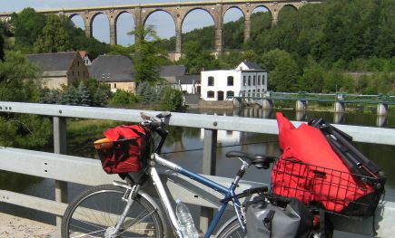 Mulde am Göhrener Eisenbahn-Viadukt bei Wechselburg, Sachsen