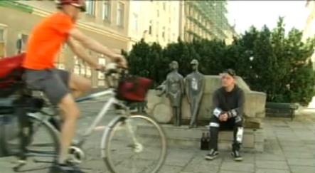 Chris on the Bike mit Kevin am Trabi-Denkmal in Zwickau