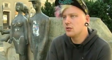 Kevin Kühnel, Zivildienstleistender, am Trabi-Denkmal in Zwickau