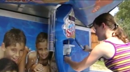 Loreen Schulze, Eisverkäuferin und Studentin, auf dem Töpfermarkt in Waldeburg