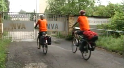 Christoph Gocke und Franziska Wunderlich auf dem Muldental-Radweg vor der ehemaligen Fidel-Castro-Kaserne der NVA bei Bad Düben