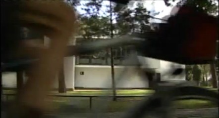 Chris on the Bike vor einem Bauhaus-Meisterhaus in Dessau, Sachsen-Anhalt