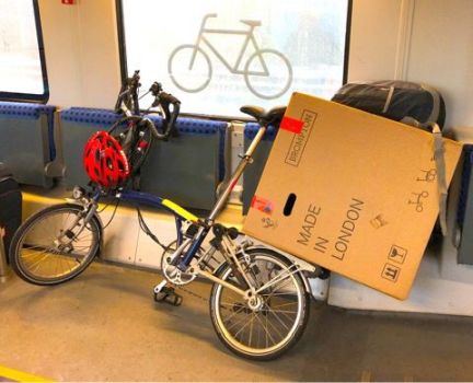 Brompton mit Karton in der S-Bahn am Düsseldorfer Flughafen