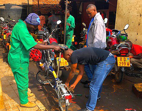Kigali: Faltrad-Reparatur in Hinterhof-Werkstatt