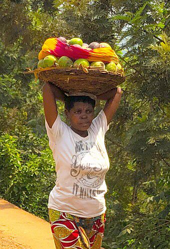 Ruanda: Frau trägt Früchtekorb auf Kopf