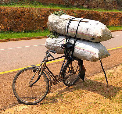 Fahrradständer in Ruanda: Stock stützt Ladung