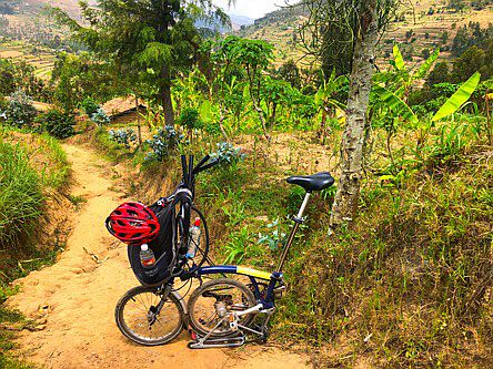 Faltrad beim Abstieg ins Kabingwe-Tal, Ruanda