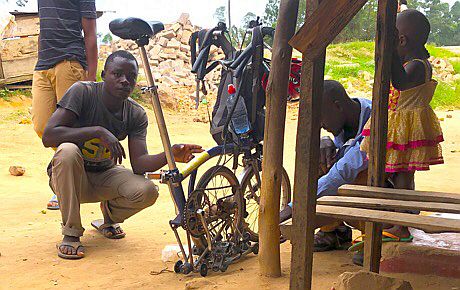 Uganda: Dorfjugend betrachtet Brompton-Faltrad