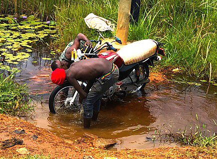 Motorradwäsche bei Masaka