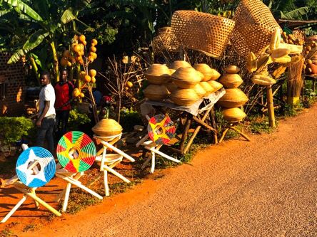 Kurz vor Kampala: Handwerk-Angebote am Straßenrand