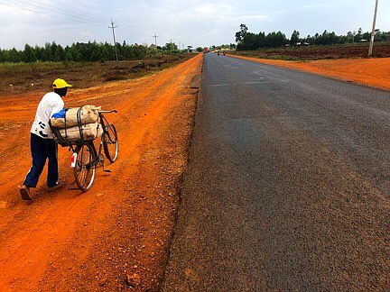 Landstraße im Westen Kenias bei Busia
