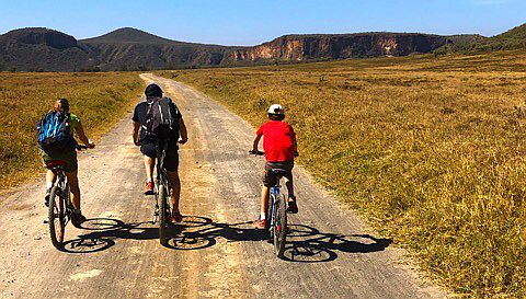 Hell's Gate Nationalpark: French family cycling