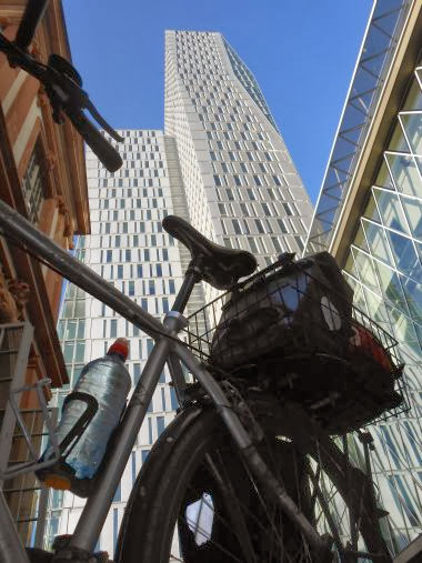 Panther Dominance Trekking vor MyZeil in Frankfurt am Main