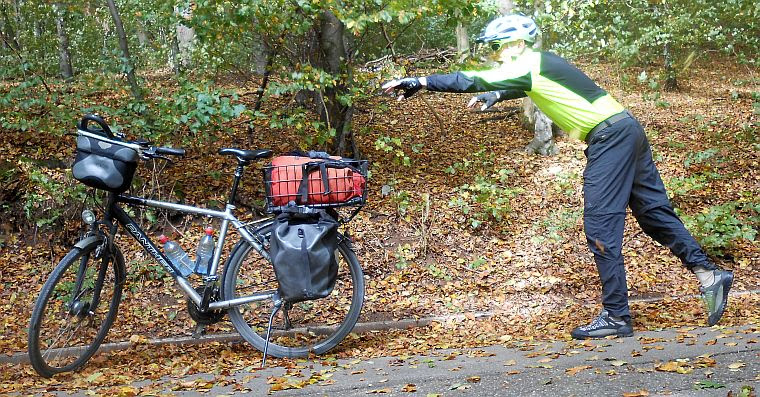 Chris on the Bike hinter dem Panther Dominance Trekking auf dem Altmühltal-Radweg bei Kinding