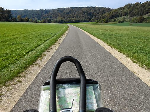 Triathlon-Lenker und Lenker-Tasche auf dem Altmühltal-Radweg zwischen Eichstätt und Dollnstein