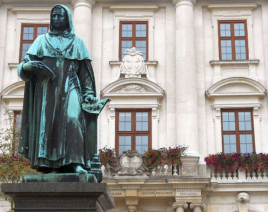 Albertus-Magnus-Denkmal vor dem Rathaus in Lauingen