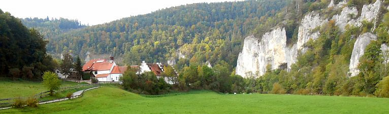 Gutshof Käppeler im Tal der Oberen Donau bei Beuron-Thiergarten mit Jurafelsen