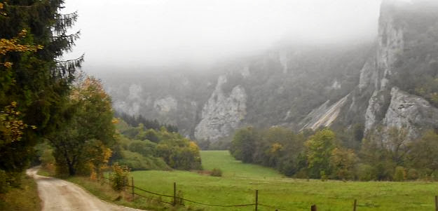 Oberes Donautal zwischen Beuron und Fridingen im herbstlichen Morgen-Nebel