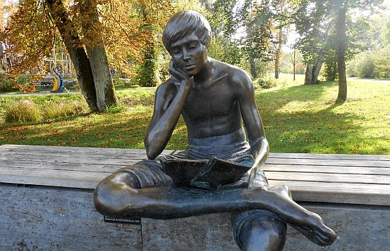 Bronze-Skulptur aus dem Jahr 2010 zur Landesgartenschau geschaffen von Herbert Wurm: Zeitungsleser Matze an der neuen Neckarquelle in (Villingen-)Schwenningen