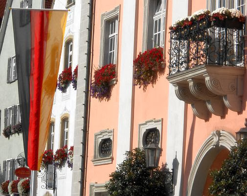 Schwarz-Rot-Gold: Deutschland-Fahne am Tag der Deutschen Einheit vor dem Rathaus von Rottenburg