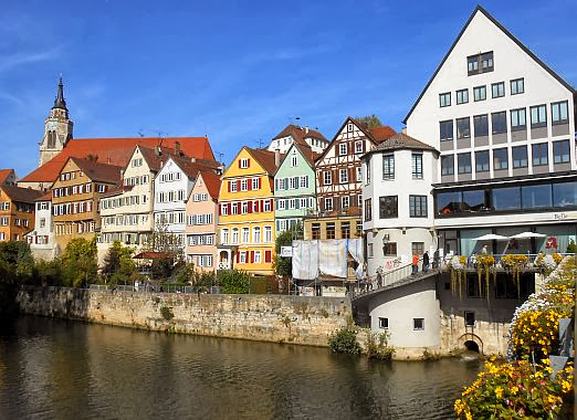Blick von der Neckarbrücke in Tübingen Richtung Stiftskirche