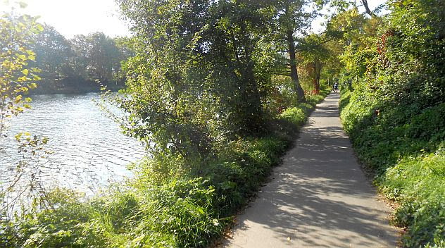 Neckar-Radweg zwischen Esslingen und Stuttgart