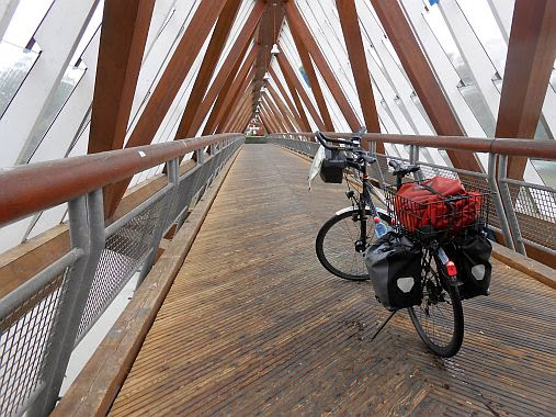 Chris on the Bike mit dem Panther Dominance Trekking auf der Rad- und Fußgängerbrücken (1988) über den Neckar: seinerzeit die größte freitragende Holzbrücke Europas