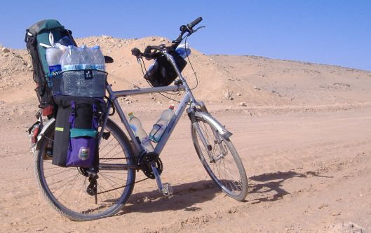 Fahrrad in der Sahara mit 14 Litern Wasser und Rucksack