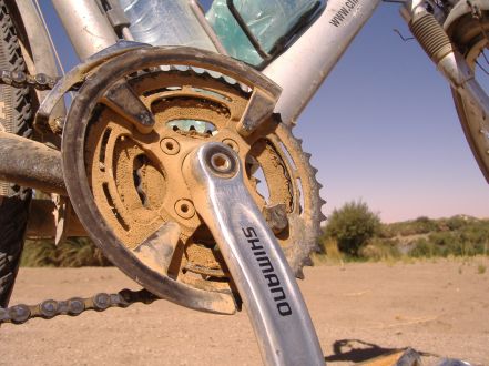 Sahara-Sand im Getriebe des Fahrrads mit abgebrochenem Kettenschutz am Nil