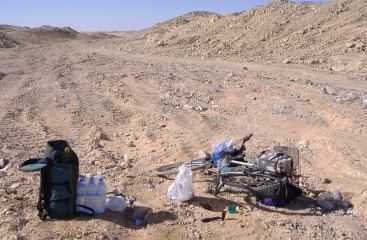 Fahrrad bei Wüsten-Panne: Wasser immer in den Schatten stellen, Sudan