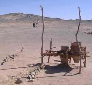 Wasserstelle 70 km hinter Wadi Halfa: leere, trockene Amforen, Sudan