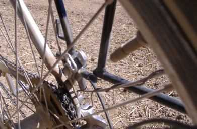 Gebrochener Fahrrad-Gepäckträger
