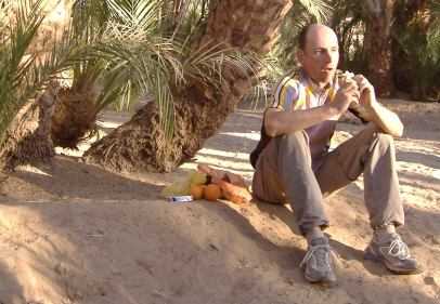 Frühstück mit Orangen und Schmelzbäse-Brot unter Palmen am Nil, Sudan