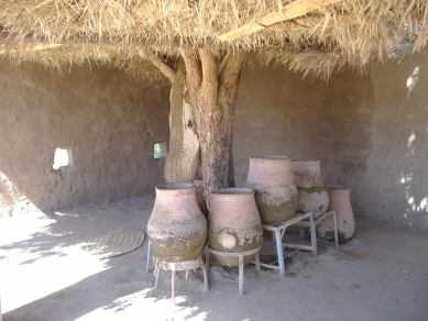 Amforen: Wasser-Krüge mit kühler Erfrischung am Wegesrand in der Sahara-Wüste am Nil, Sudan