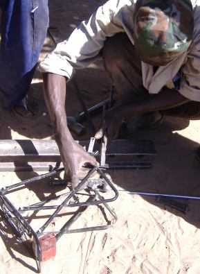 Schmied in Kerma  (Sudan) schweißt und repariert gebrochenen Fahrrad-Gepäckträger